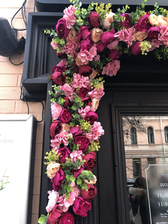 Киевский ресторан Мама Гочи: декор дверей искусственными цветами