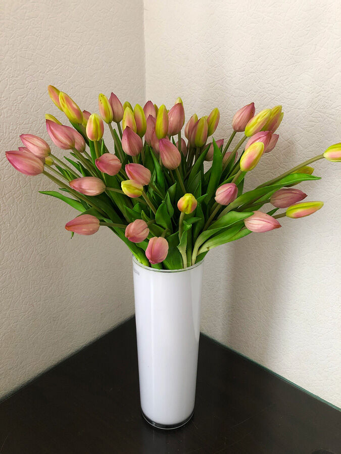 Киевский офис на Крещатике: ваза с искусственными тюльпанами