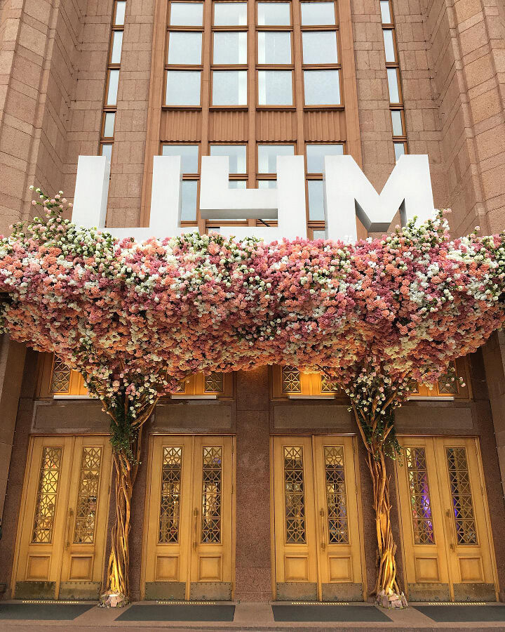 Киевский ЦУМ: искусственные цветы в оформлении входа
